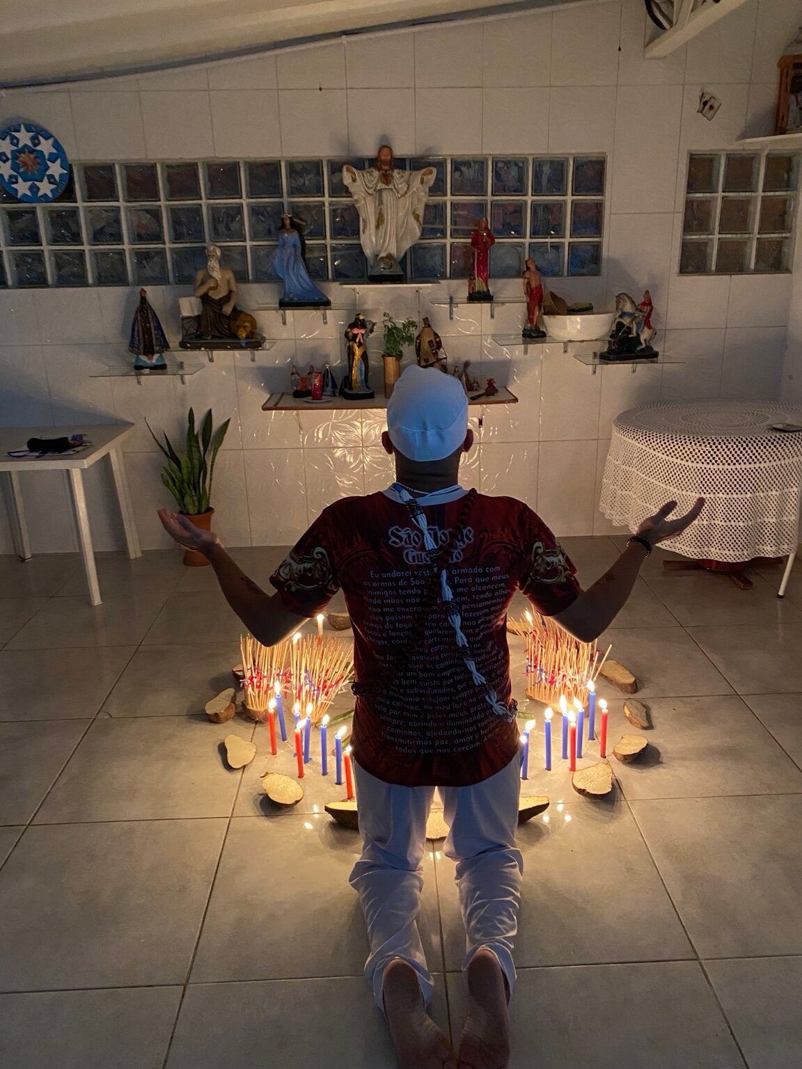 Pai Jorge em momento de oração durante trabalho espiritual