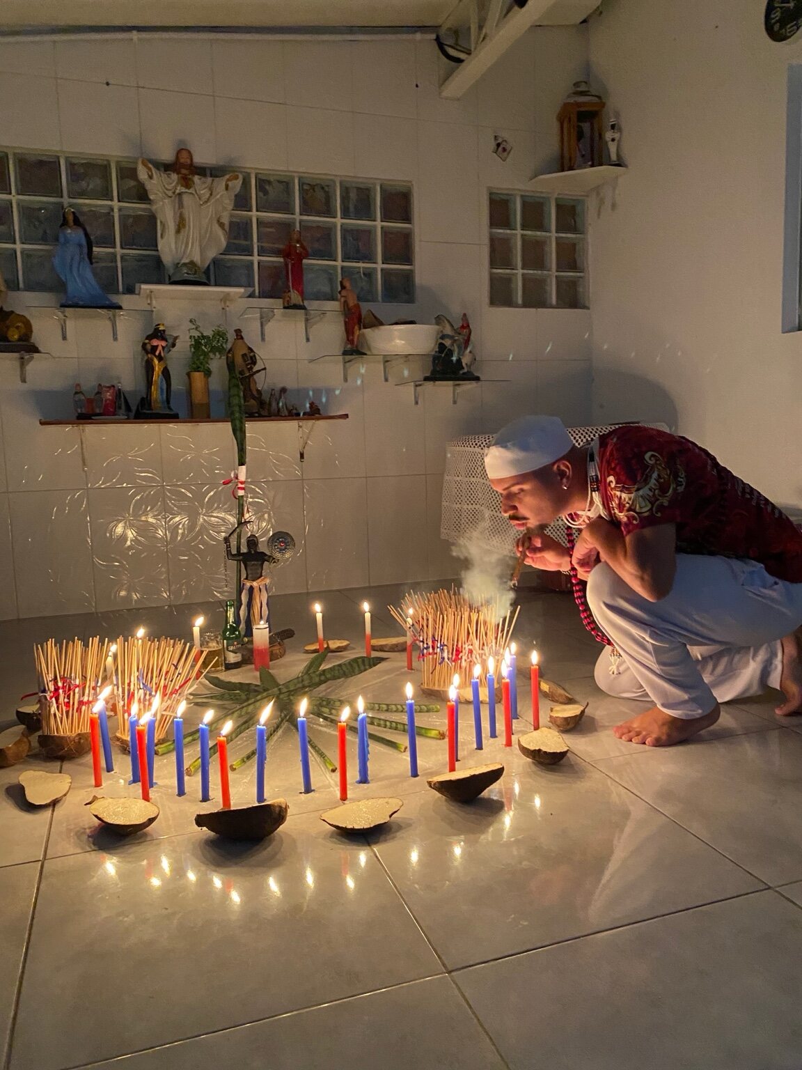 Pai Jorge diante de velas em trabalho espiritual